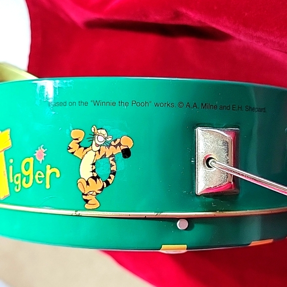 Tigger Vintage Lunch box /tote metal - Picture 8 of 11